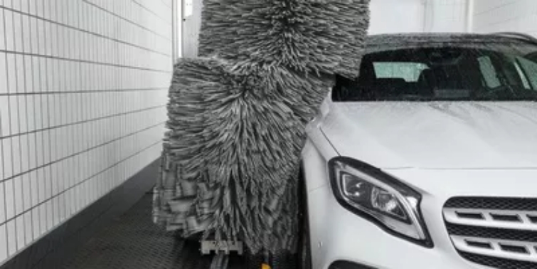 Station de lavage avec un portique de lavage Station de lavage avec un portique de lavage